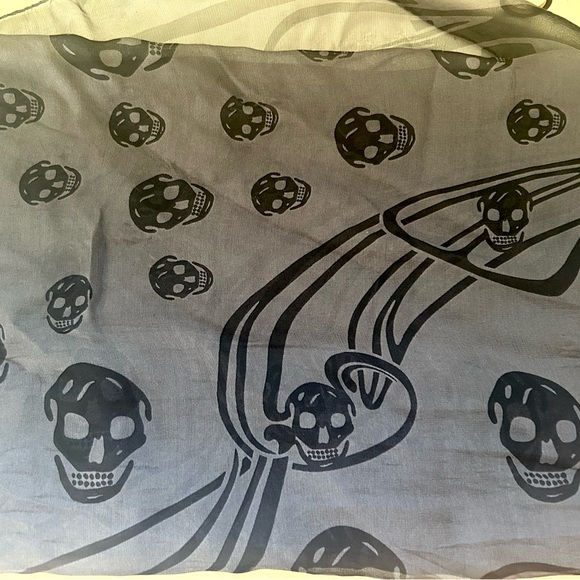 Alexander McQueen Silk Skulls Scarf - Picture 4 of 7